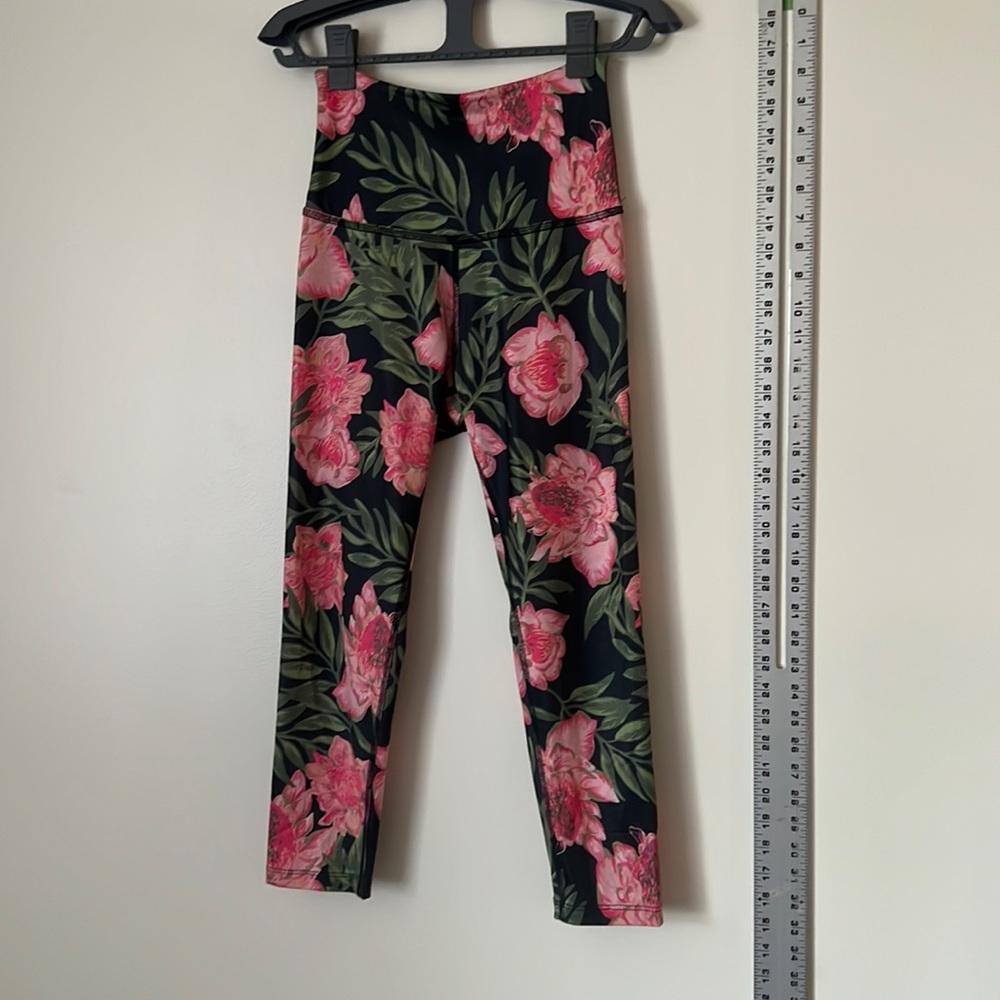 BEYOND YOGA Lux Print Waist Capris Leggings - Protea Vine